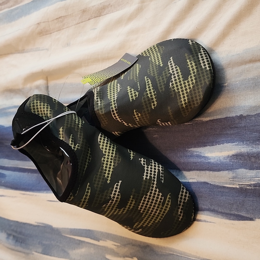 Tek Gear Boys Green Camo Flex Water Sock, Size M 3/4